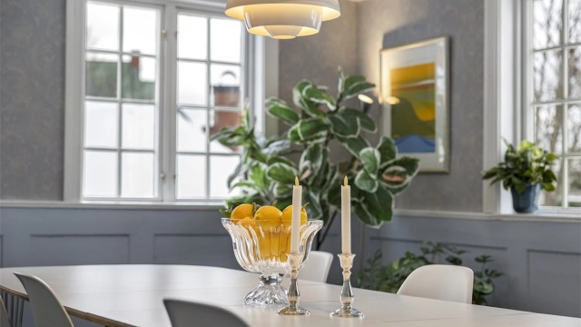 De klassiske sprossevinduene er gjennomgående i boligen.