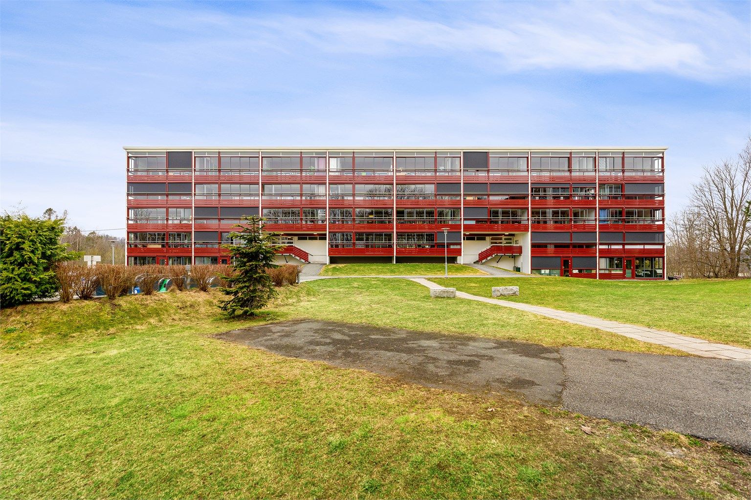 Leiligheten ligger i bygningens 5. etasje, med enkel adkomst via felles trappegang med callinganlegg.