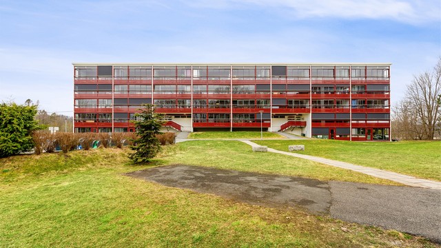 Leiligheten ligger i bygningens 5. etasje, med enkel adkomst via felles trappegang med callinganlegg.