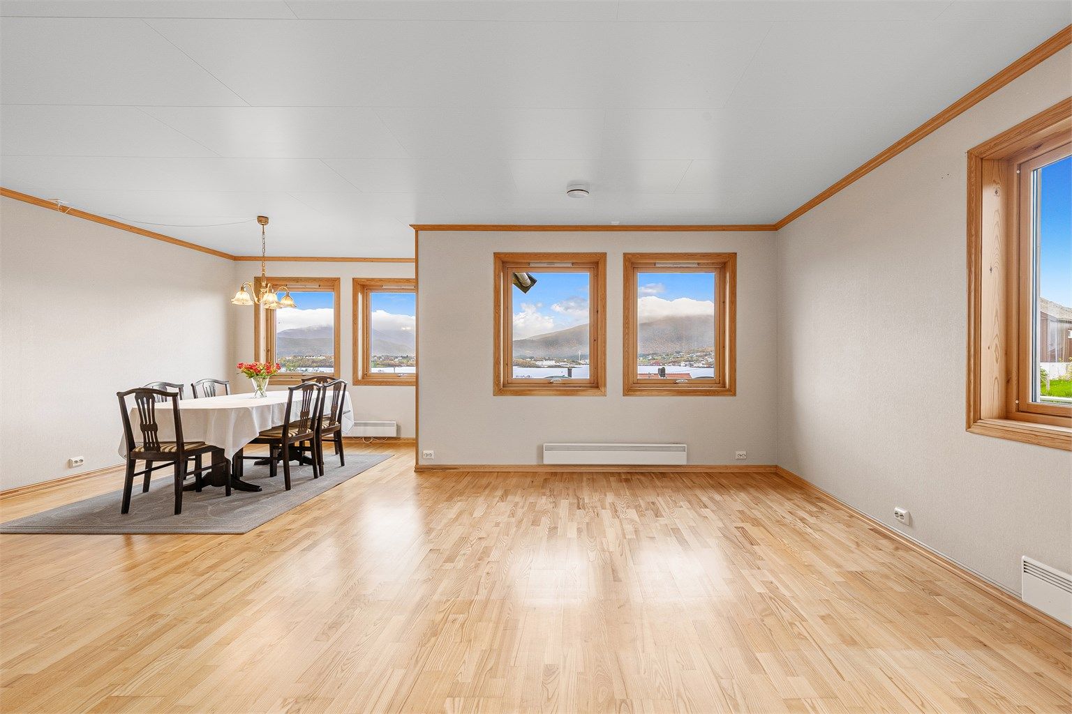 Stue i hovedetasjen med plass til både spisestue og sofagruppe