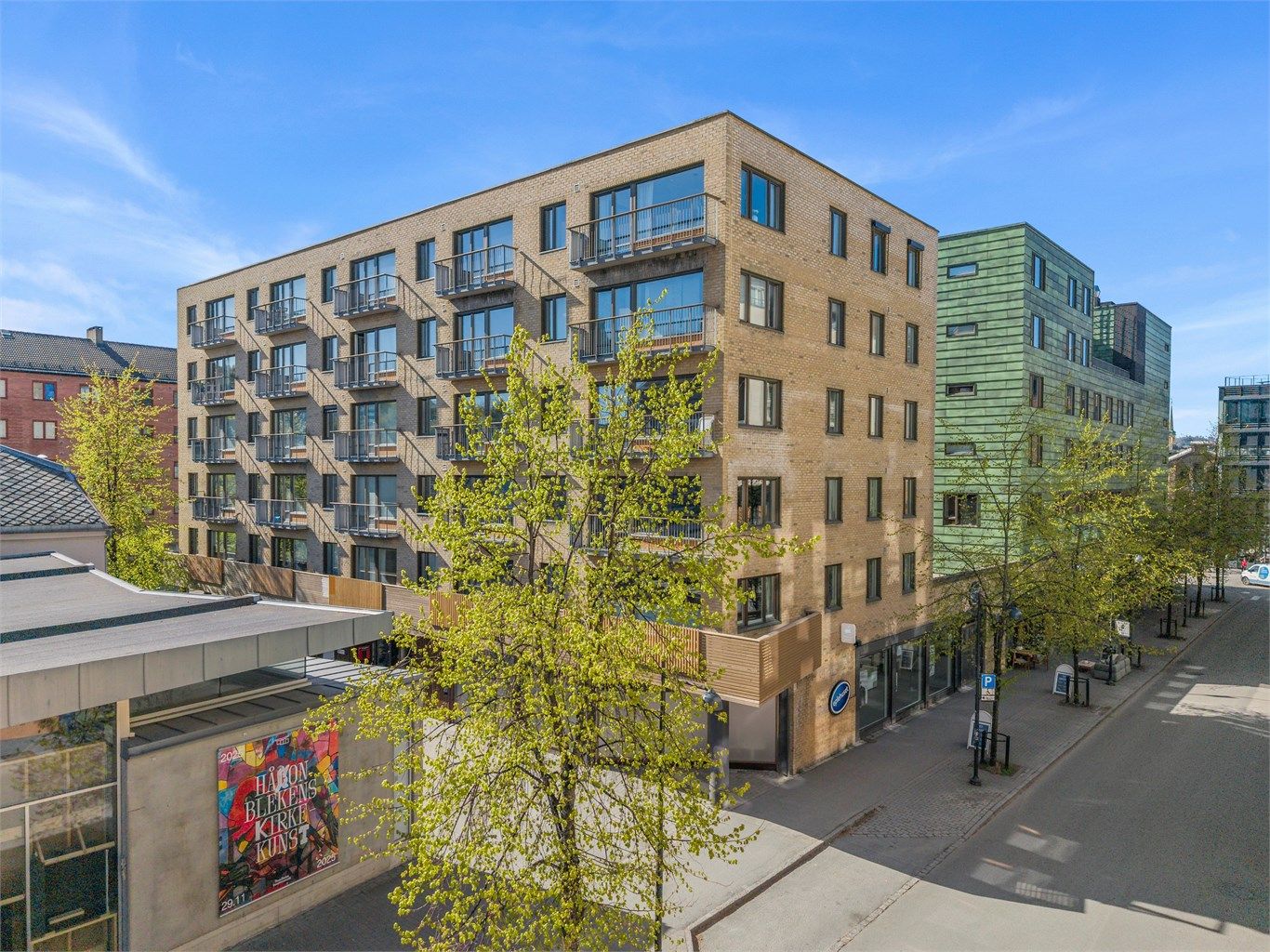 Det er gang- og sykkelavstand til flere av Trondheims anerkjente studiesteder, med bla. Handelshøyskolen BI ca. 1,3 km, Dronning Mauds Minne Høgskole ca. 2 km, NTNU Gløshaugen ca. 2,2 km og NTNU Handelshøyskolen ca. 2,7 km unna.