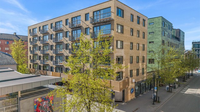 Det er gang- og sykkelavstand til flere av Trondheims anerkjente studiesteder, med bla. Handelshøyskolen BI ca. 1,3 km, Dronning Mauds Minne Høgskole ca. 2 km, NTNU Gløshaugen ca. 2,2 km og NTNU Handelshøyskolen ca. 2,7 km unna.