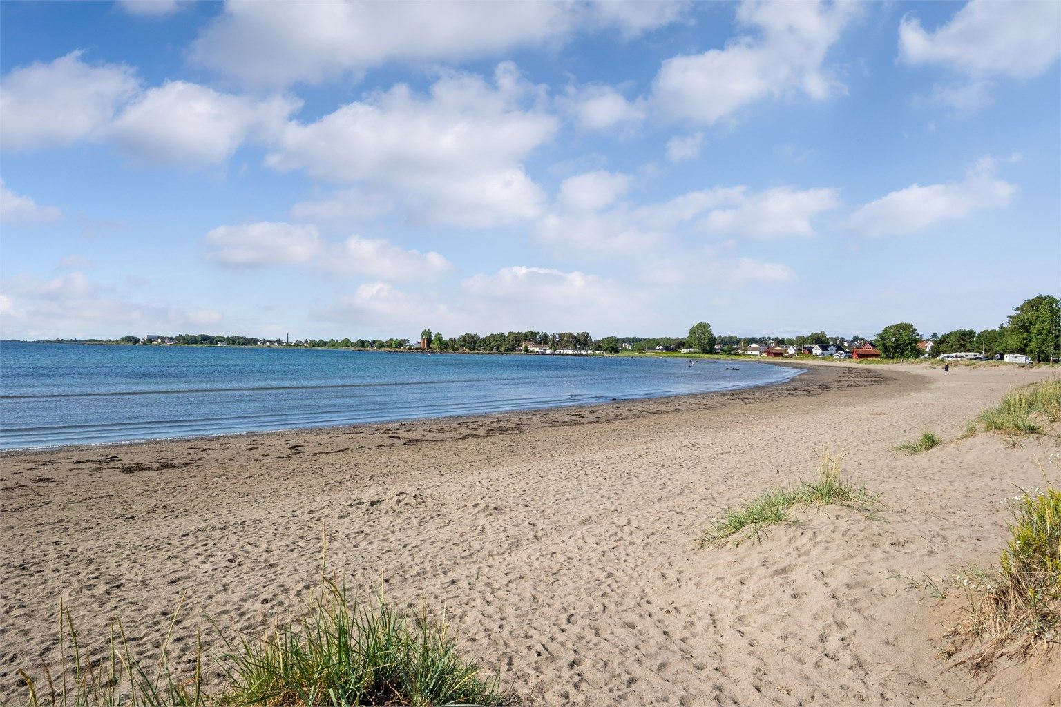 Med gressletter og langgrunn sandstrand er dette en veldig fin strand for både store og små.