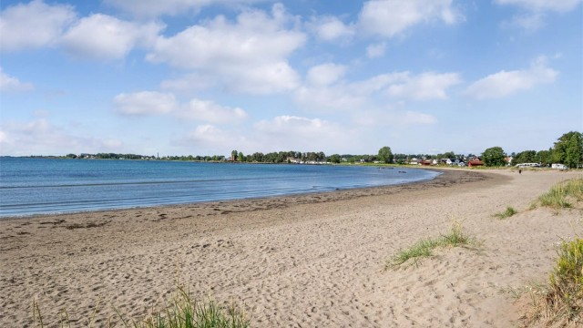 Med gressletter og langgrunn sandstrand er dette en veldig fin strand for både store og små.