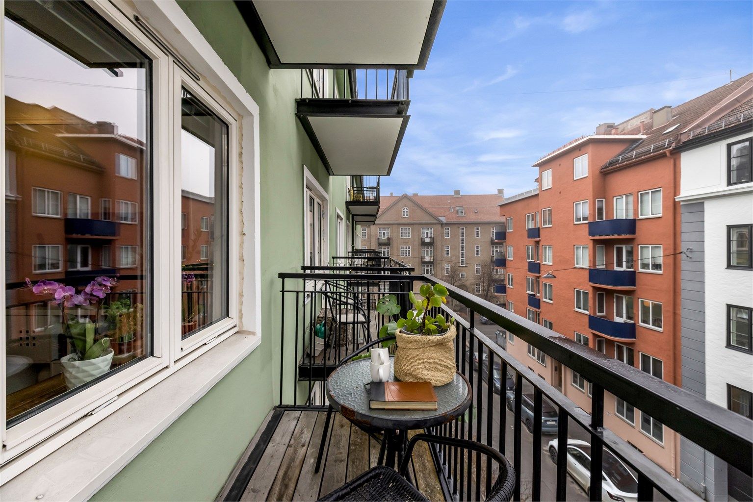 Leiligheten ligger tilbaketrukket på idylliske Fagerborg, rett ved hyggelige Jessenløkken.