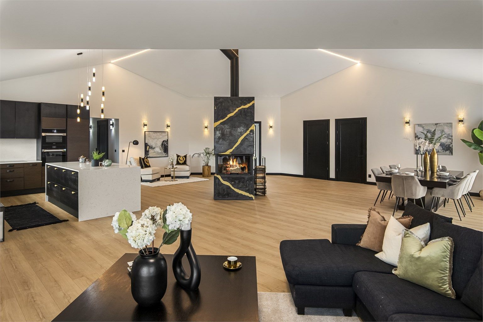 En innholdsrik og tilnærmet ny enebolig fra 2023 med stor garasje og en flott beliggenhet i Andebu