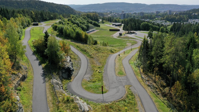 Lillomarka Arena byr på flotte helårstilbud med skiløyper, rulleskianlegg og naturskjønne turmuligheter – et eldorado for både mosjonister og aktive familier.