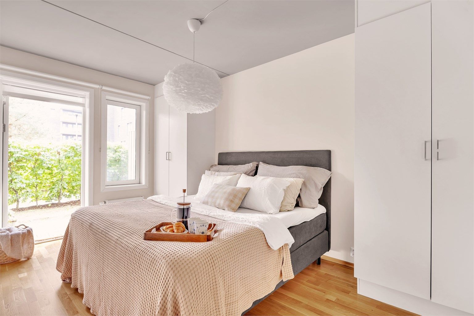 Hovedsoverommet er av god størrelse og byr på plass til dobbeltseng med nattbord på hver side.