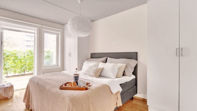 Hovedsoverommet er av god størrelse og byr på plass til dobbeltseng med nattbord på hver side.