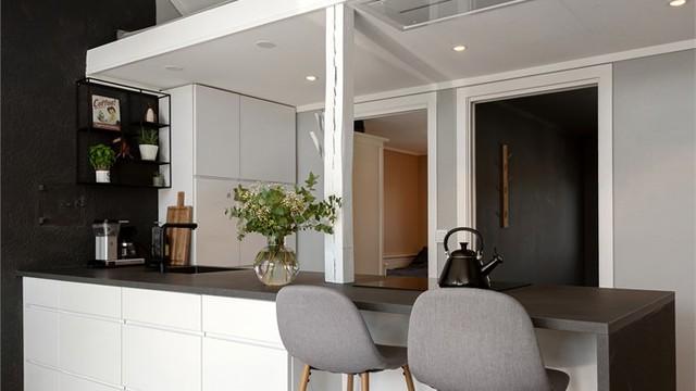 Kjøkkenet er utstyrt med integrert takventilator og komfyrvakt for ekstra trygghet.