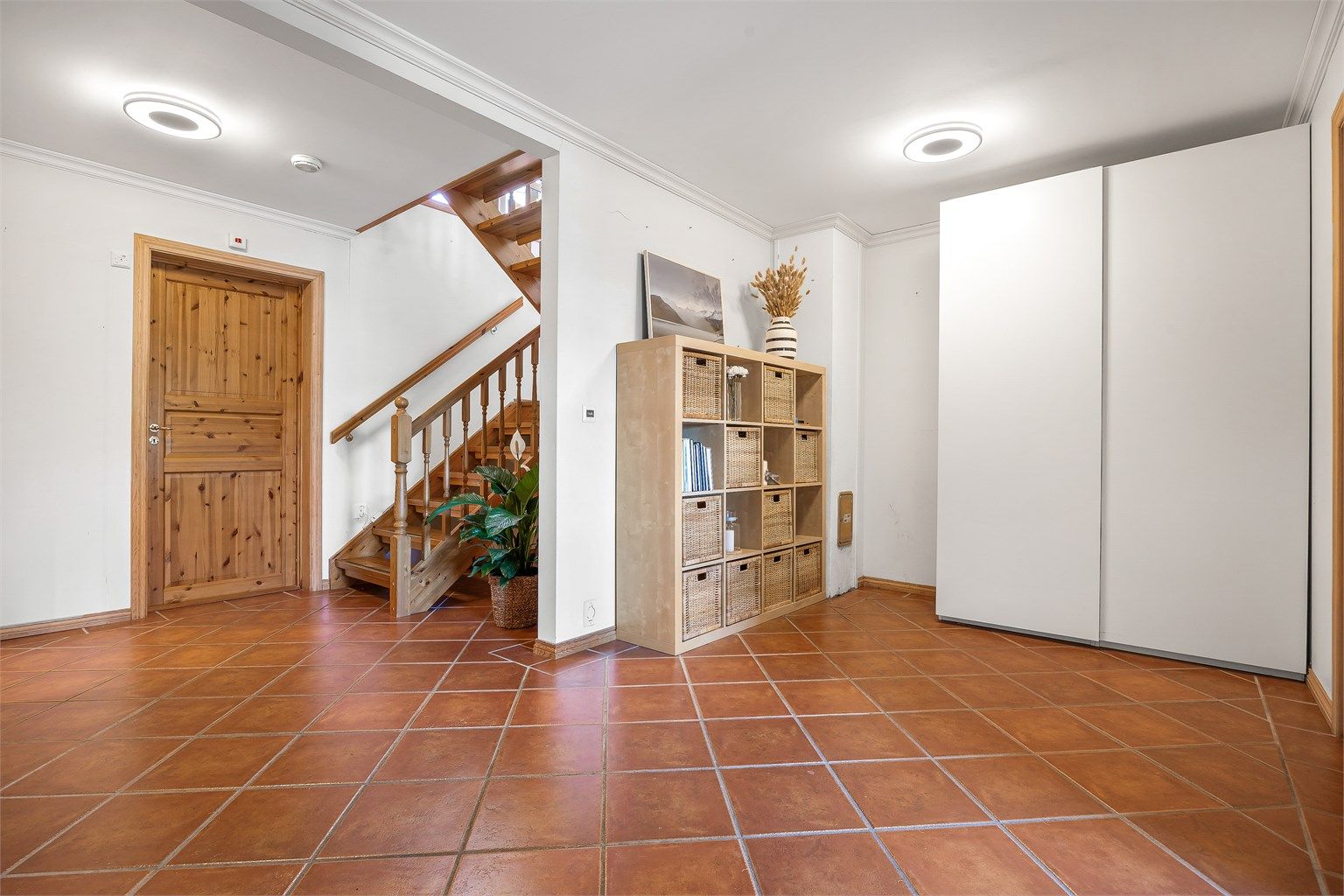 Gangen i underetasjen har fliser på gulvet med behagelig gulvvarme.