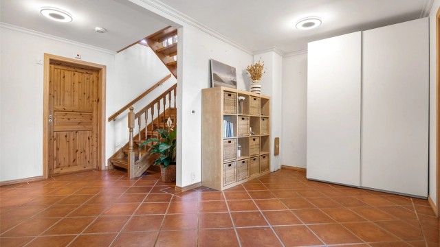 Gangen i underetasjen har fliser på gulvet med behagelig gulvvarme.