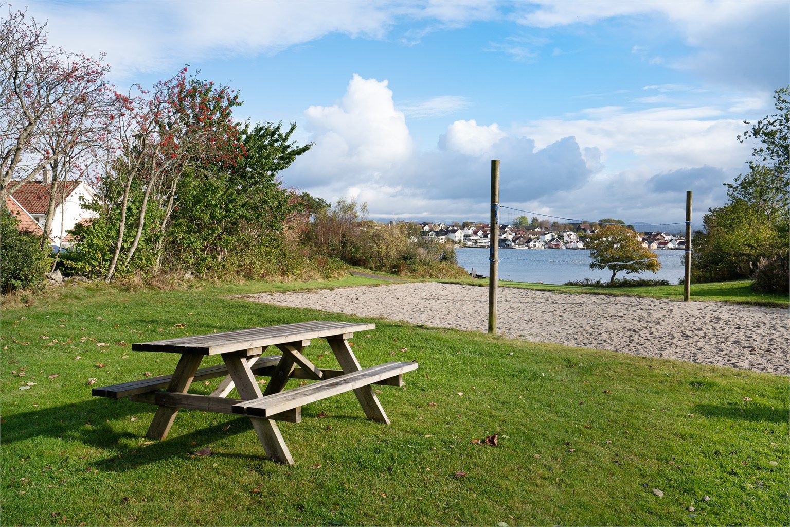 Det er fine tur-og bademuligheter i gangavstand fra boligen. 
