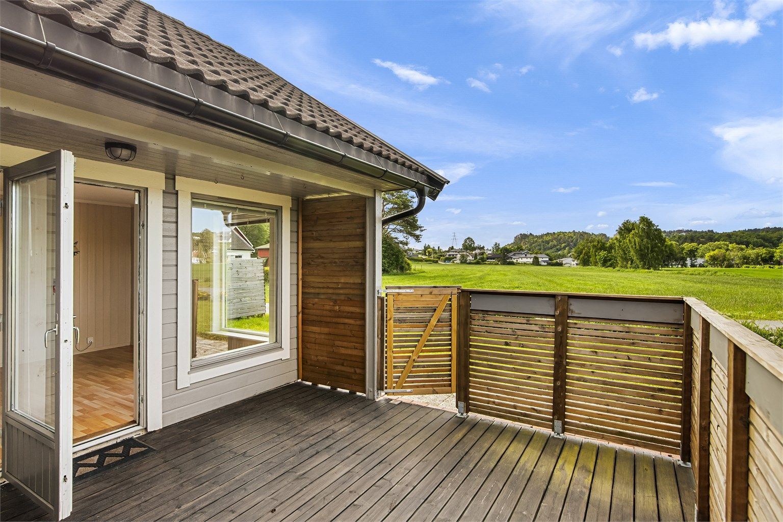 Delvis overbygget, vestvendt terrasse med direkte utgang fra stuen.