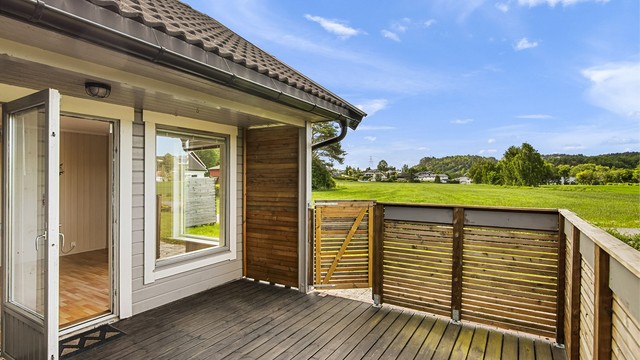 Delvis overbygget, vestvendt terrasse med direkte utgang fra stuen.