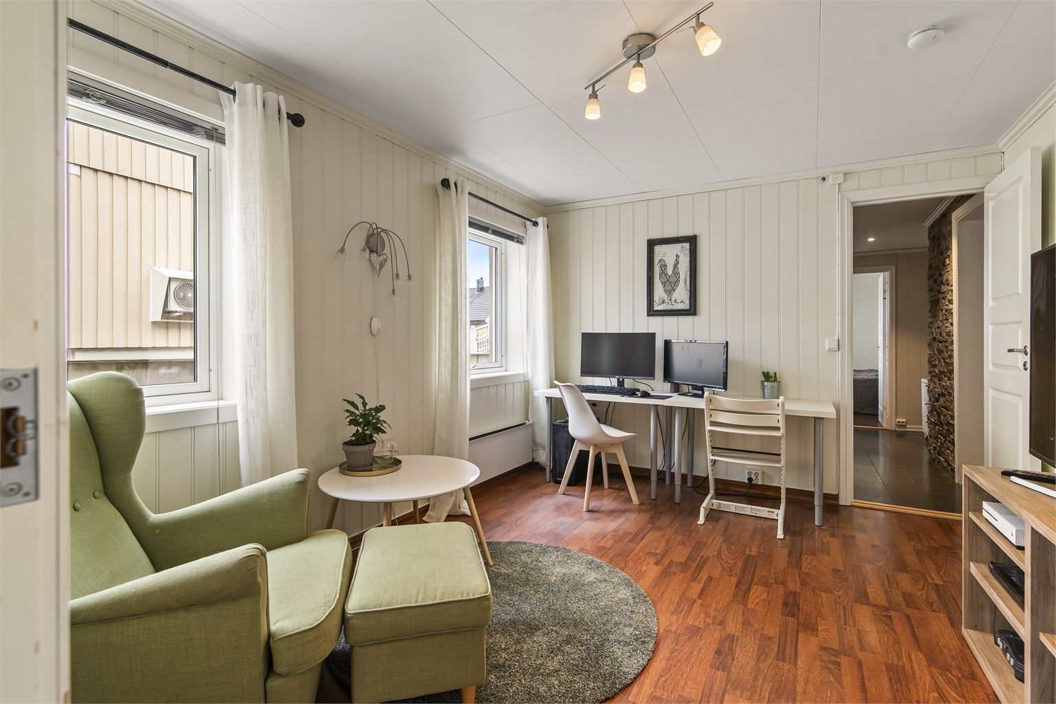 I underetasjen finnes en innredet kjellerstue med laminatgulv og gulvvarme.