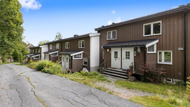 Rekkehuset ligger i et rolig og tilbaketrukket nabolag på Dikemark.