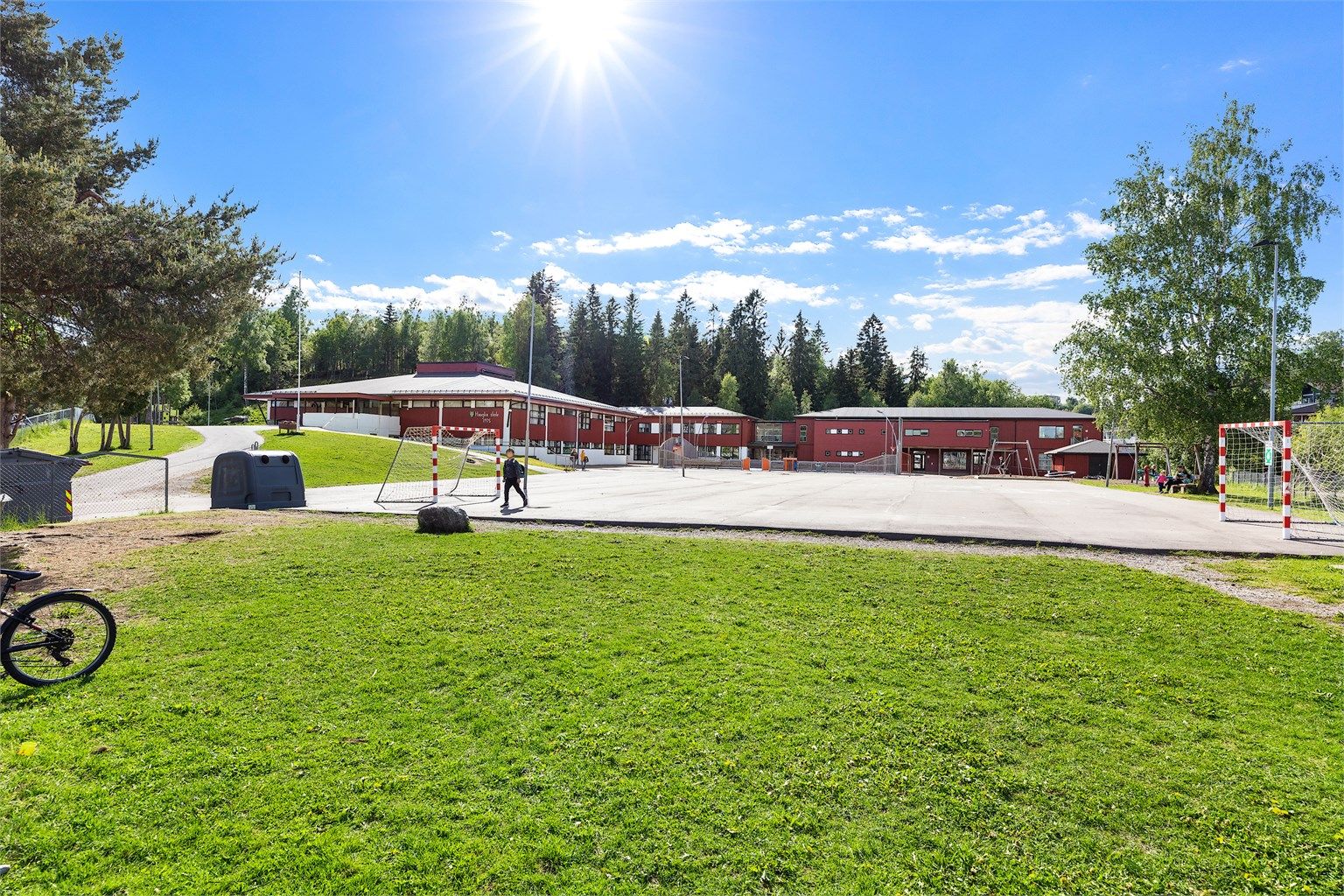 Nabolaget er trygt, med gangavstand til Hauglia skole for 1.-4. trinn.