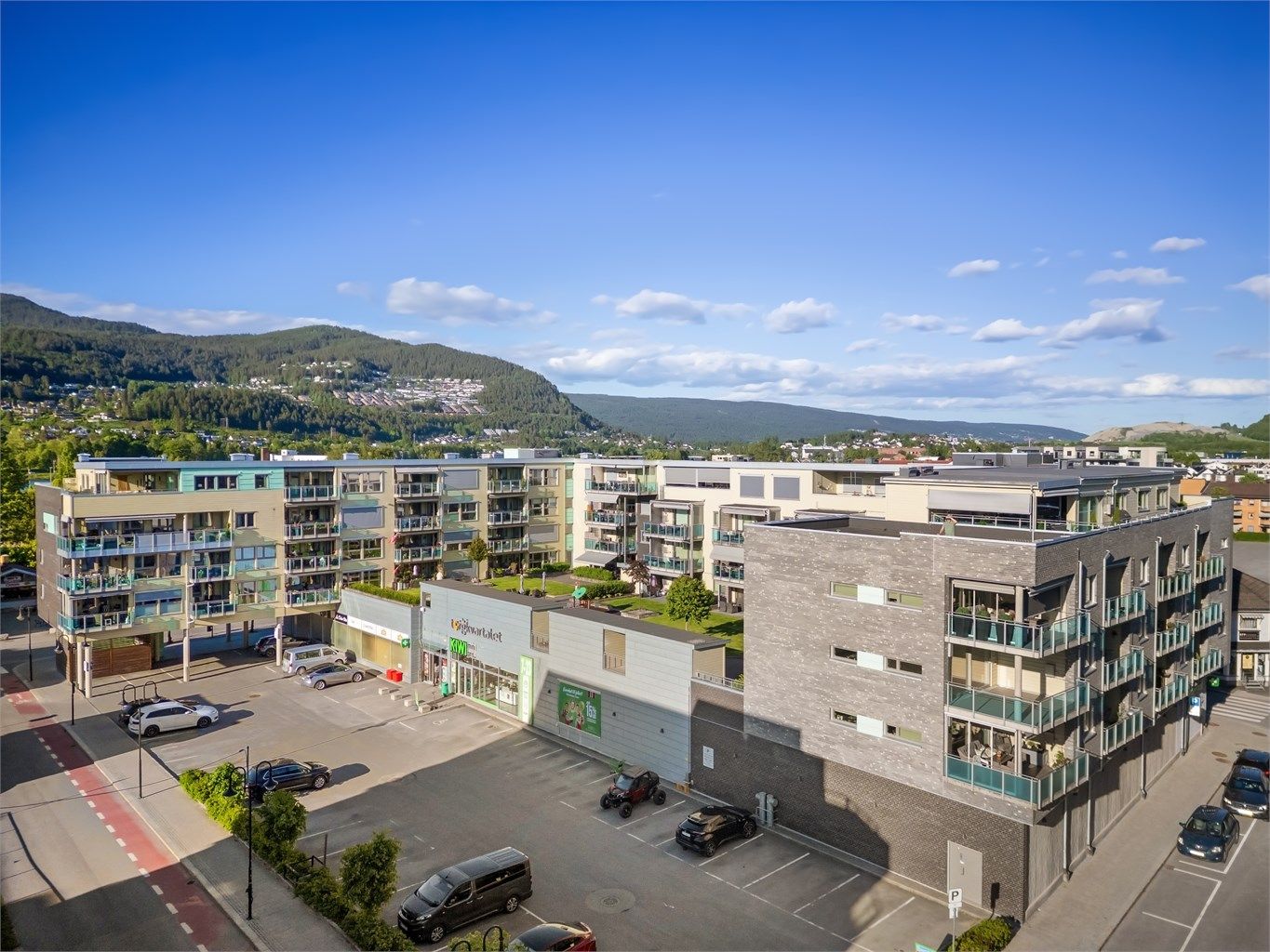 Leiligheten ligger svært sentralt til i Mjøndalen sentrum i Torgkvartalet. Matbutikk og apotek beliggende rett utenfor døren i byggets 1. etasje.