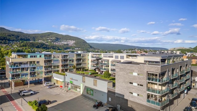 Leiligheten ligger svært sentralt til i Mjøndalen sentrum i Torgkvartalet. Matbutikk og apotek beliggende rett utenfor døren i byggets 1. etasje.