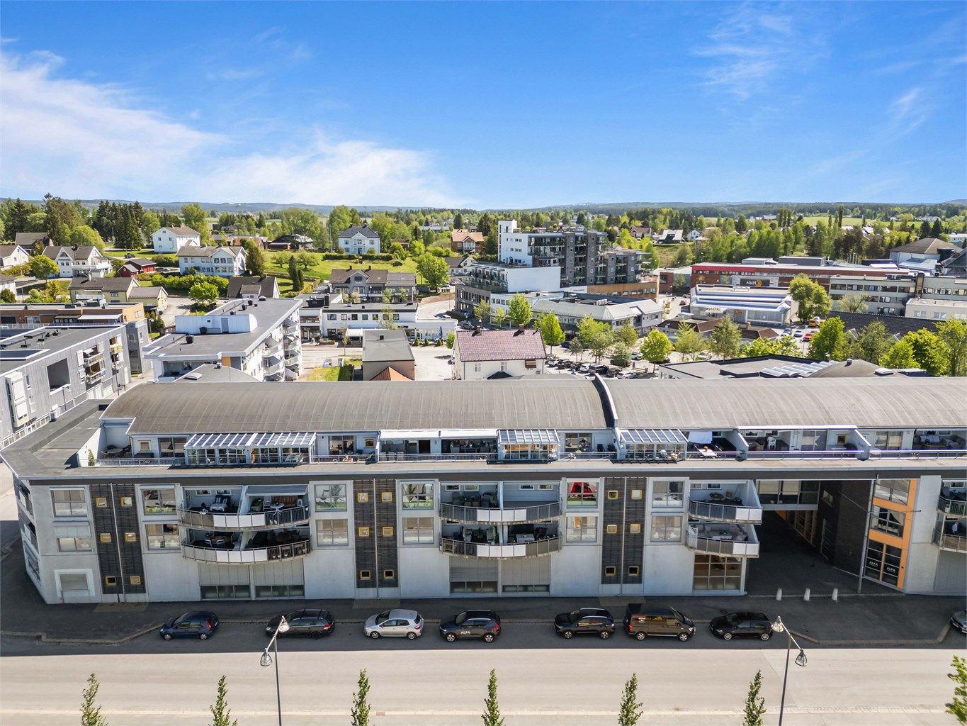 Høvlerigata 10 er en romslig og praktisk 3-roms andelsleilighet i byggets tredje etasje, med heisadkomst.