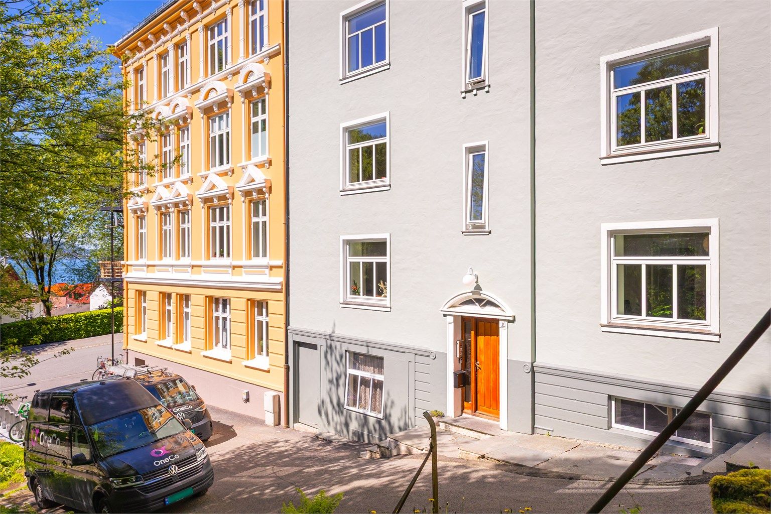 Bygget er en klassisk bygård fra 1936 i et veletablert boligområde. Beliggenhet i stikkvei.