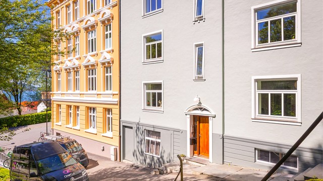 Bygget er en klassisk bygård fra 1936 i et veletablert boligområde. Beliggenhet i stikkvei.