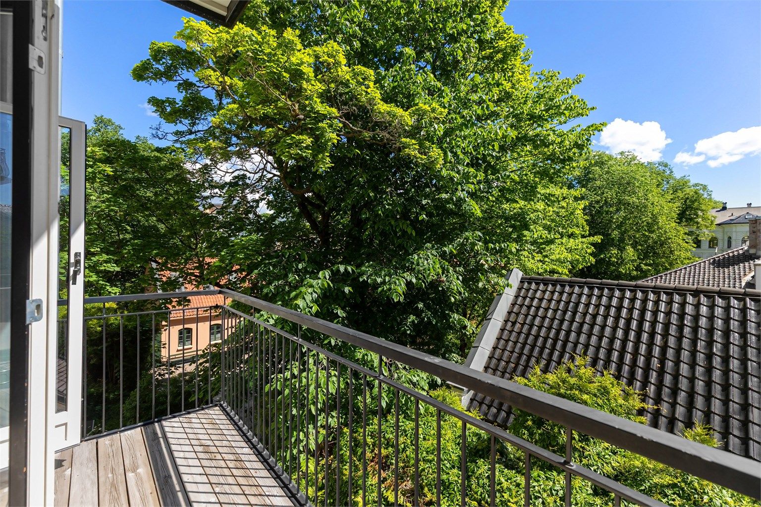 Balkongen på 5 m² vender mot en rolig og skjermet bakgård.