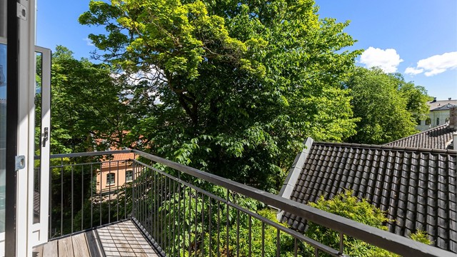 Balkongen på 5 m² vender mot en rolig og skjermet bakgård.