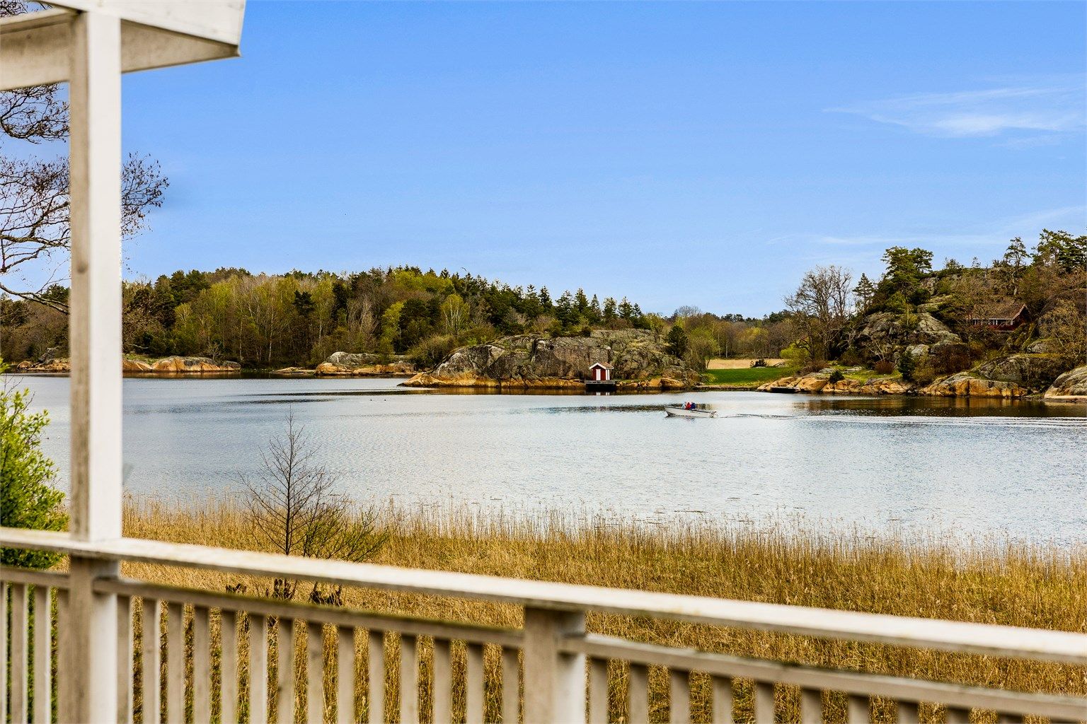 Fra terrassen får du også nydelig utsikt mot sjøen.