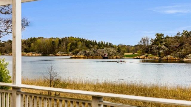 Fra terrassen får du også nydelig utsikt mot sjøen.