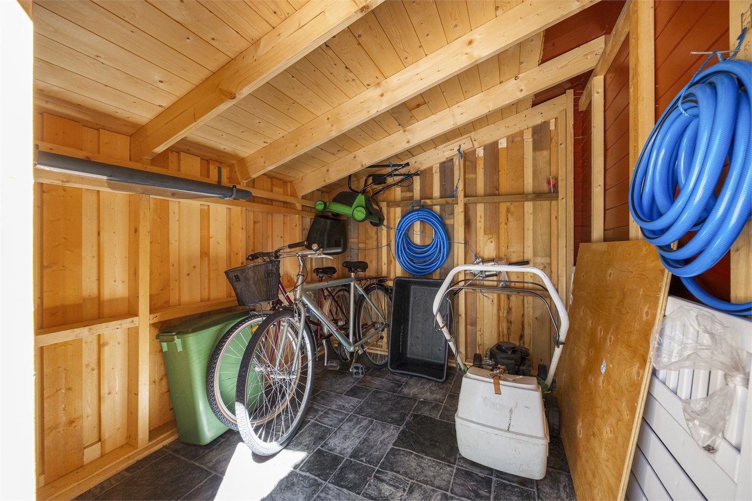 Den frittstående bygningen har flere boder for lagring.