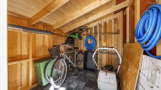 Den frittstående bygningen har flere boder for lagring.