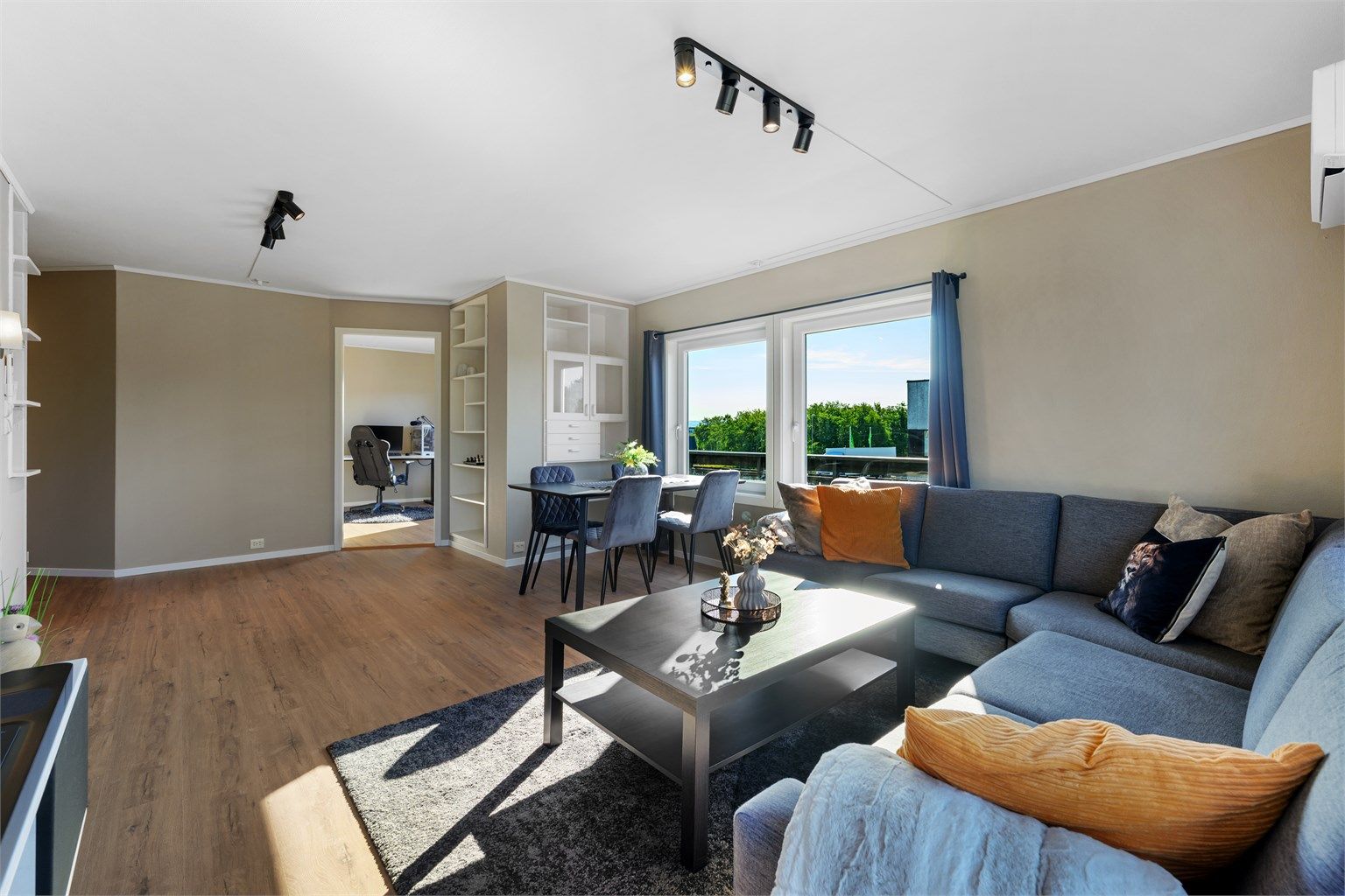 Lys og trivelig stue, med plass til både sofagruppe og spisebord.