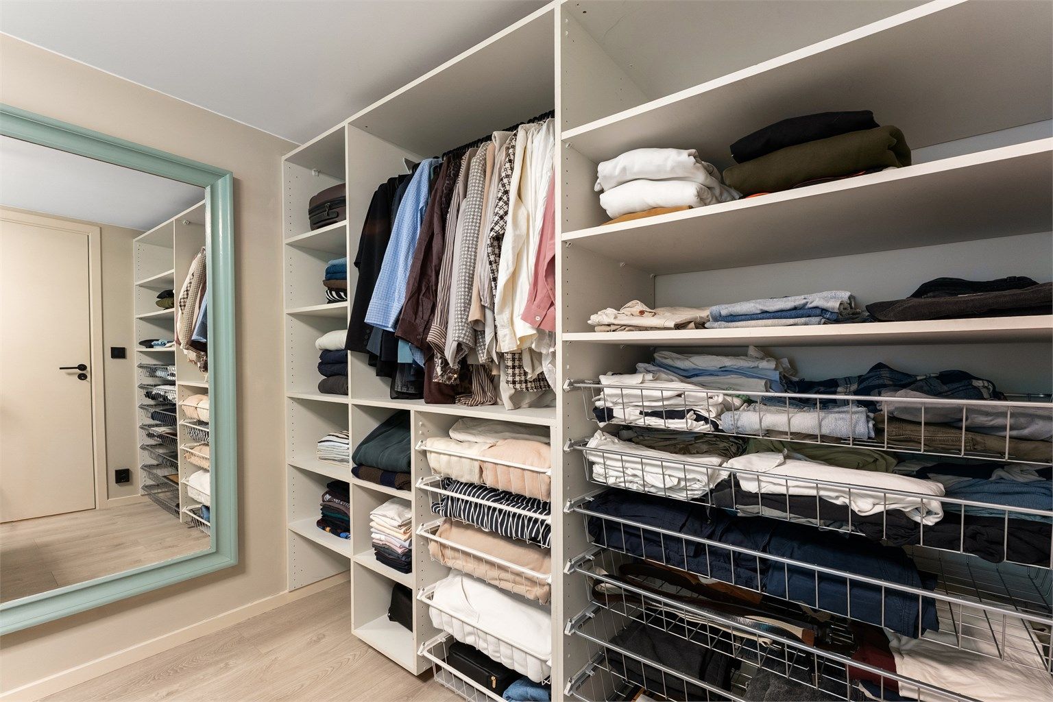 Soverommet har en innholdsrik, åpen garderobe