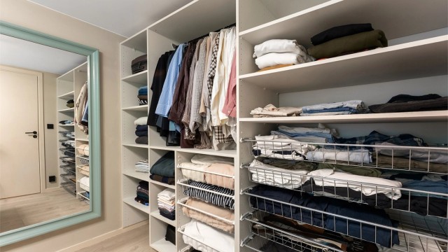 Soverommet har en innholdsrik, åpen garderobe