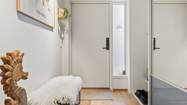 Lys og romslig entré med god plass til oppbevaring av yttertøy og sko.