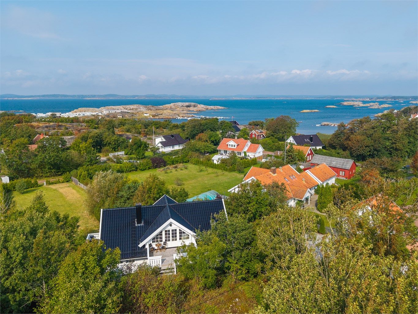 Nydelig, sjønær eiendom på stor, solfylt tomt på et lite høydedrag. Frittliggende garasje med gode lagringsmuligheter på loftet  