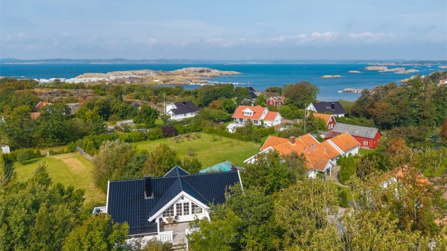 Nydelig, sjønær eiendom på stor, solfylt tomt på et lite høydedrag. Frittliggende garasje med gode lagringsmuligheter på loftet