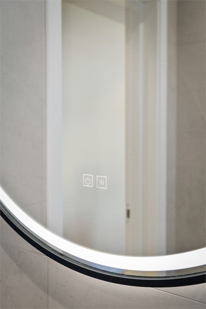 Speil med sidelys, lysstyrken på speilet har justerbar lysstyrke og fargetemperatur