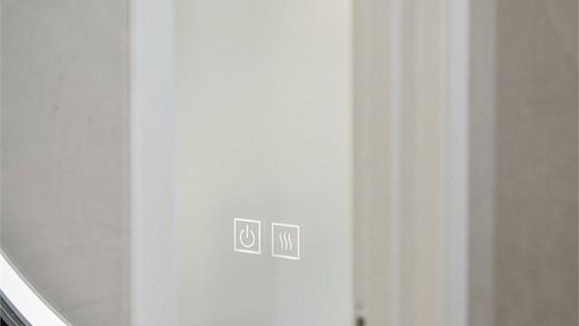 Speil med sidelys, lysstyrken på speilet har justerbar lysstyrke og fargetemperatur