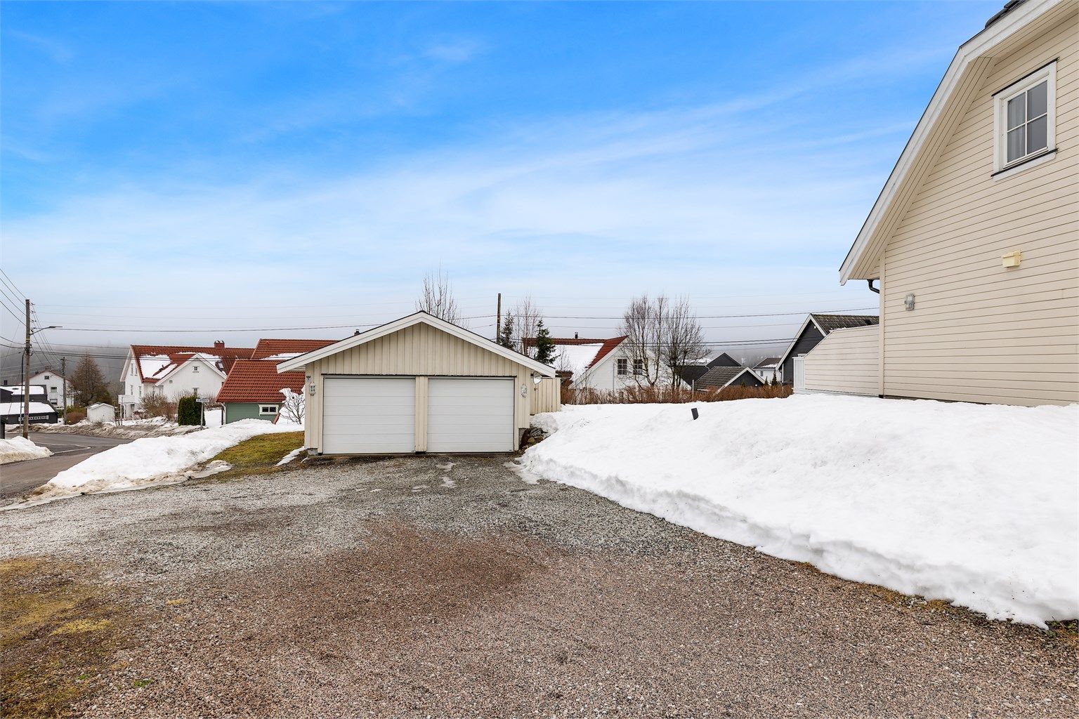 Romslig innkjøring til eiendommen