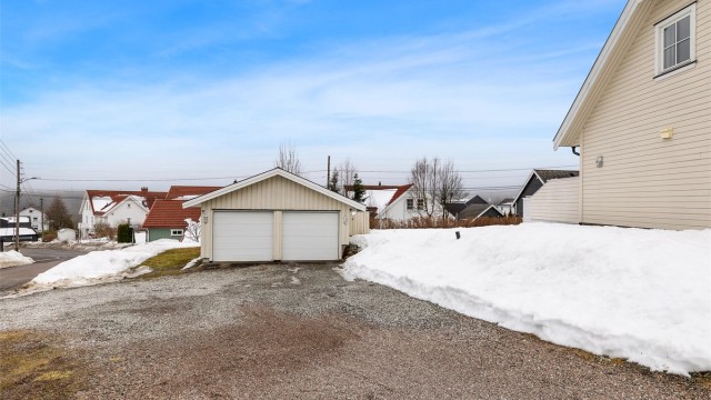 Romslig innkjøring til eiendommen