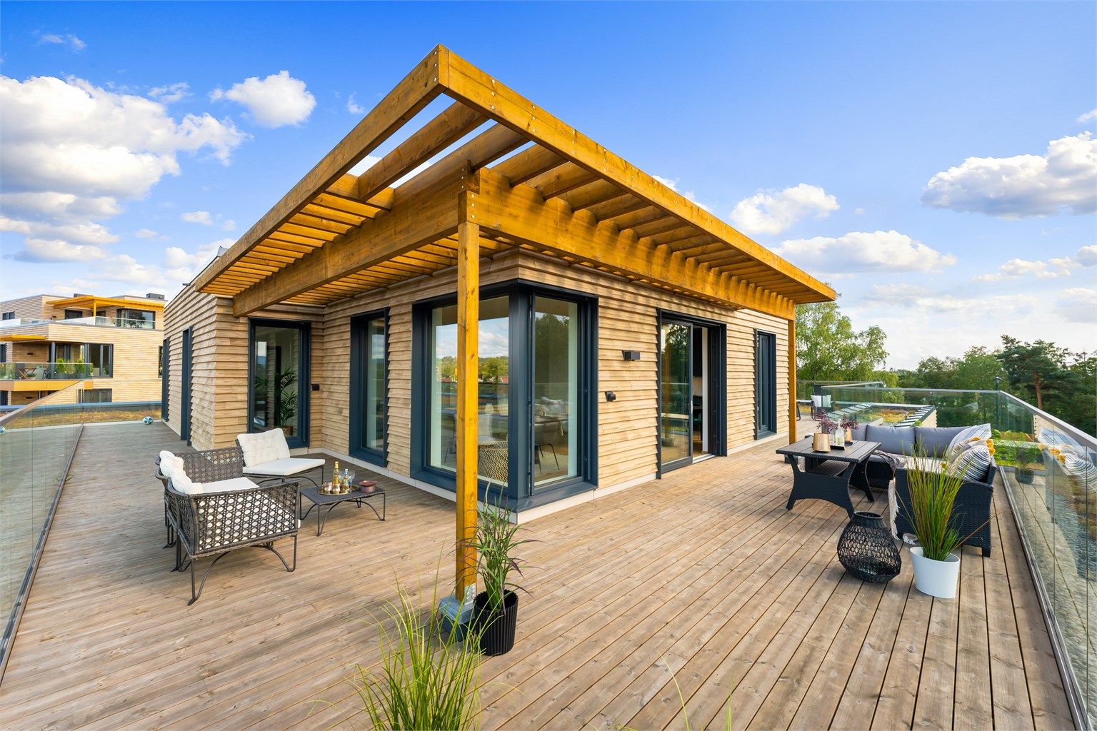 Utvendig finner vi en fantastisk takterrasse på hele 104 kvm med adkomst fra stuen og to av soverommene