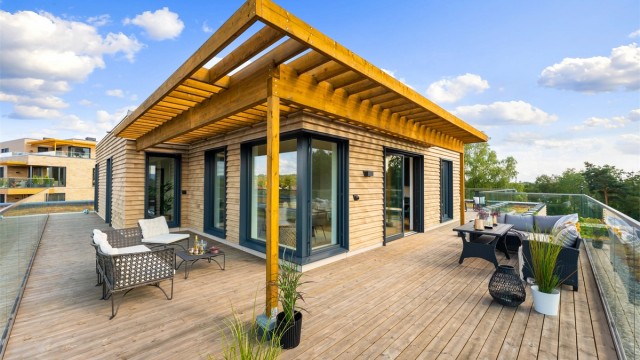 Utvendig finner vi en fantastisk takterrasse på hele 104 kvm med adkomst fra stuen og to av soverommene