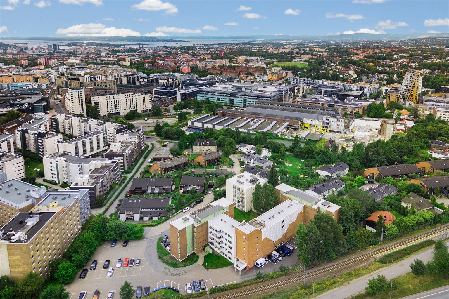 Nydalen T-banestasjon ligger ca. 800 meter fra leiligheten.