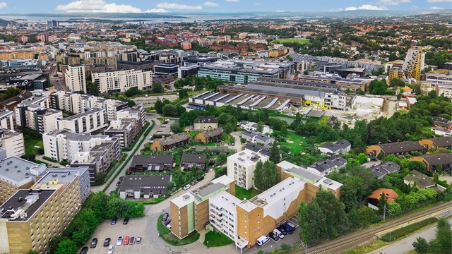 Nydalen T-banestasjon ligger ca. 800 meter fra leiligheten.
