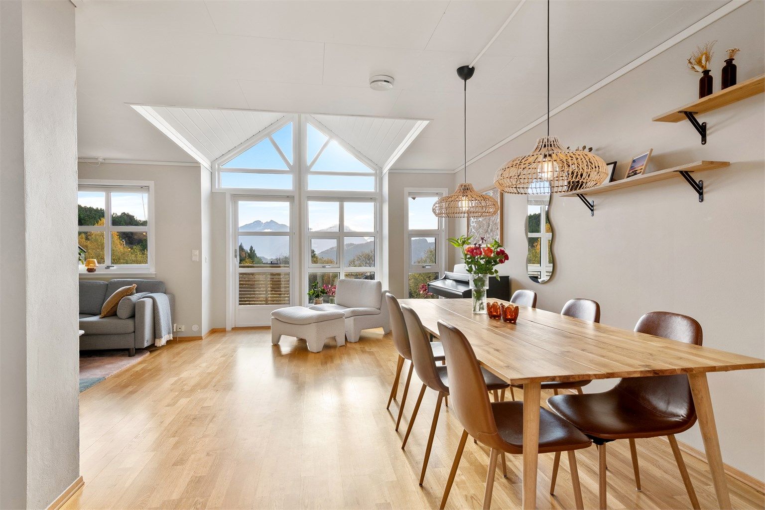 Lys og romslig stue med store vindusflater mot syd og flott utsikt mot Sunnmørsfjella.