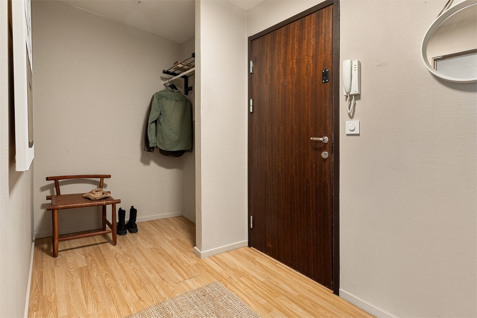 Et tidligere kott er fjernet for å skape et større og mer åpent inngangsparti. Deler av entré er derfor ikke godkjent til varig opphold.