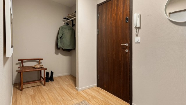 Et tidligere kott er fjernet for å skape et større og mer åpent inngangsparti. Deler av entré er derfor ikke godkjent til varig opphold.